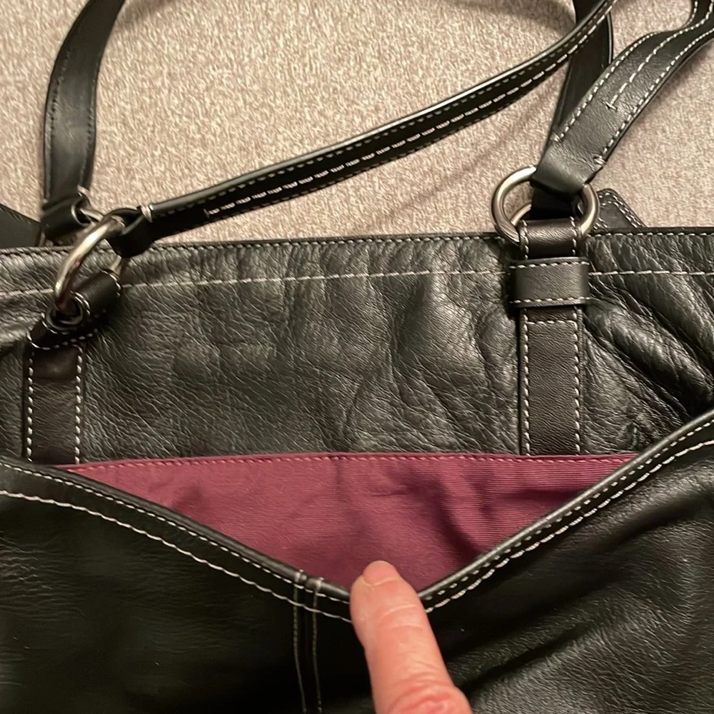 Coach black leather bag with detachable shoulder straps and gold buckles - Picture 3 of 9